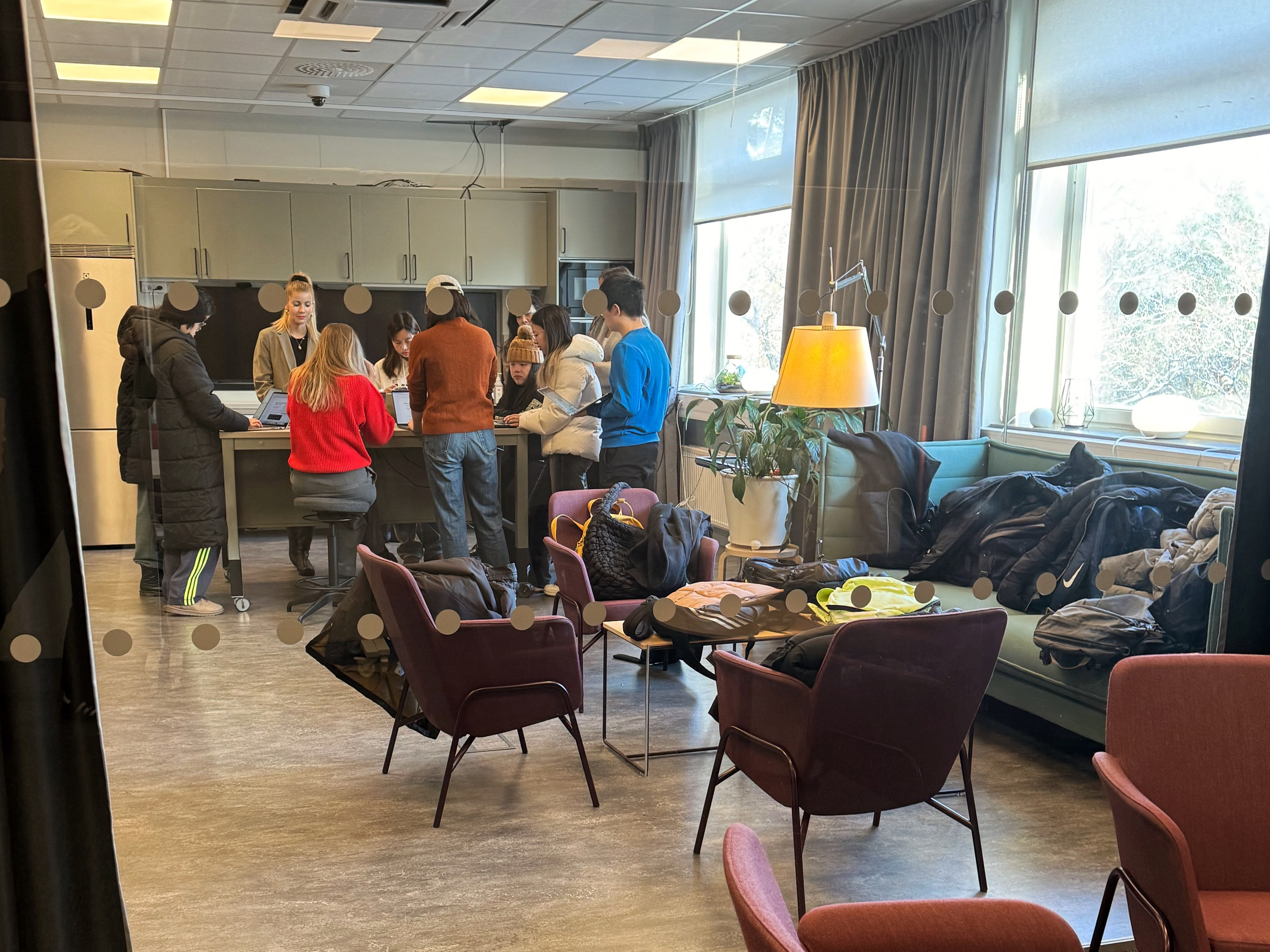 Students working at the IA-Lab smart kitchen