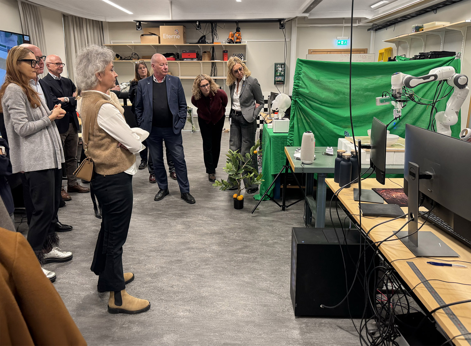 Head of KTH and visitors in the lab