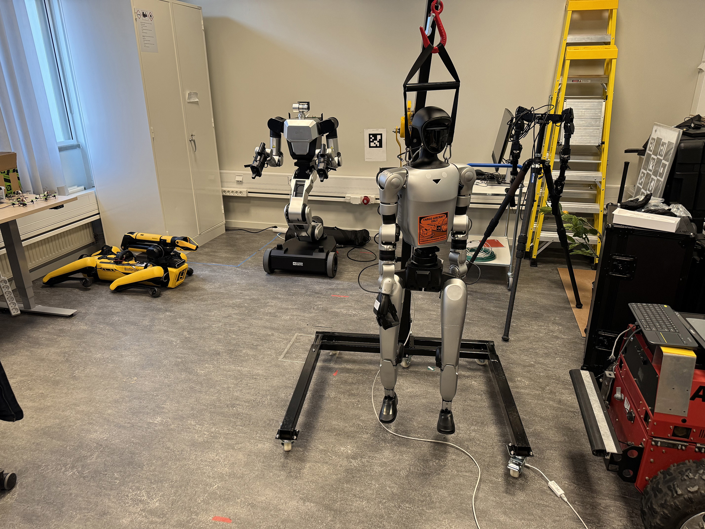 Humanoid Robot Lab — dual-arm robot manipulation setup